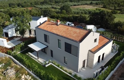 Schöne und gut gebaute Villa, in einem ruhigen kleinen Dorf 6