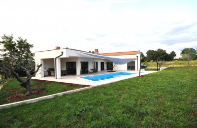 Haus mit Swimmingpool am Dorfrand mit Blick auf den Wald 23