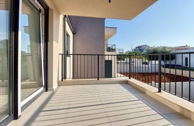 Istra, Poreč okolica – Stan na 1. katu s vlastitim ulazom i natkrivenom terasom