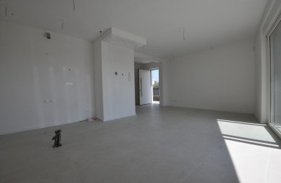 Poreč, apartment on the ground floor of a new building 3