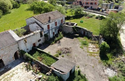 Istra, območje Poreča - Tradicionalna kamnita hiša za prenovo s pogledom na morje