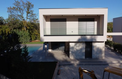 Moderna hiša v bližini mesta Poreč in morja - v fazi gradnje