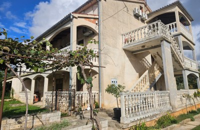 Odlična lokacija, kuća sa tri stana za renovaciju i građevinskim zemljištem!!! 3