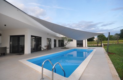 Haus mit Swimmingpool am Dorfrand mit Blick auf den Wald 3