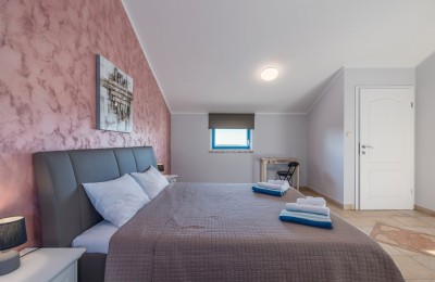 Prostrana vila sa tri apartmana, bazenom i prekrasnom okućnicom 30