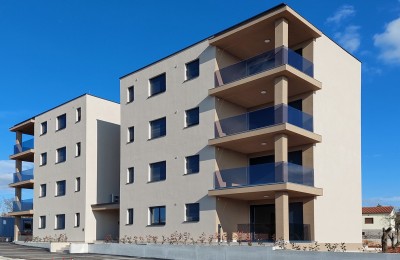 Poreč und Umgebung, neue Erdgeschosswohnung mit zwei Schlafzimmern, 2 Parkplätzen, Keller und 180 m² großem Garten