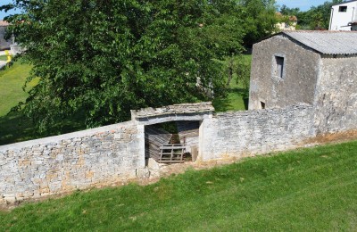 Tinjan, surroundings, Stone Istrian house surrounded by greenery. 6