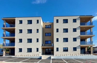 Poreč und Umgebung, neue Erdgeschosswohnung mit zwei Schlafzimmern, 2 Parkplätzen, Keller und 180 m² großem Garten