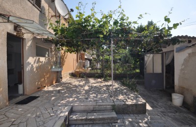 Poreč, Višnjan - kamnita hiša v dveh etažah, z dvoriščem