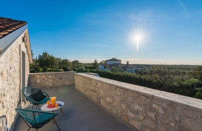 Prostrana vila sa tri apartmana, bazenom i prekrasnom okućnicom 36