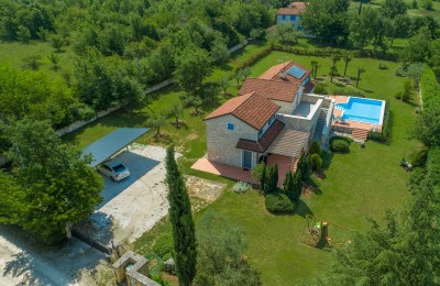 Prostrana vila sa tri apartmana, bazenom i prekrasnom okućnicom 3