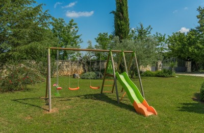Prostrana vila sa tri apartmana, bazenom i prekrasnom okućnicom 40