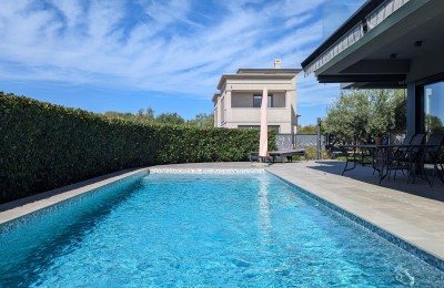 Vila sa bazenom, samo 500m od prvih plaža
