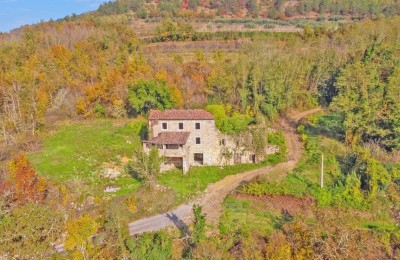 Steinhaus zur Renovierung mit großem Garten in der Nähe von Motovun