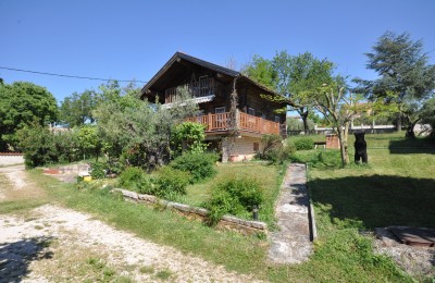Casa in legno unica con ampio giardino