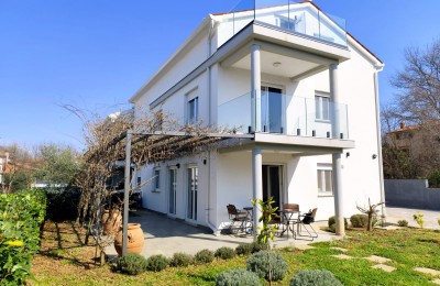 Moderna kuća s vrtom, 5 km od Poreča – mirna lokacija, zadnja u nizu