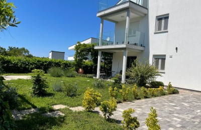Moderna kuća s vrtom, 5 km od Poreča – mirna lokacija, zadnja u nizu