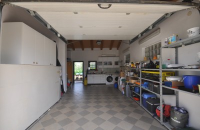 Prizemnica sa 2 spavaće sobe, bazenom i garažom, na mirnoj lokaciji nedaleko od Poreča 28
