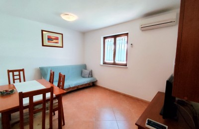 Istra, stan Novigrad – dva apartmana na 1. katu, terasa s kaminom, bazen i parking 11