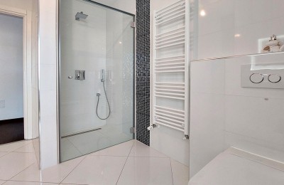 Poreč, stan od 78m2, 2 spavaće sobe, pogled more, sa garažom , blizina grada i plaže 17