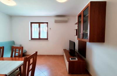 Istra, stan Novigrad – dva apartmana na 1. katu, terasa s kaminom, bazen i parking 9
