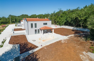 Umgebung von Poreč, ein charmantes Haus mit Pool, umgeben von Natur! - in Bau 1