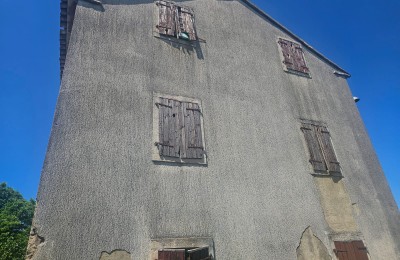 Kamnita hiša za obnovo 8
