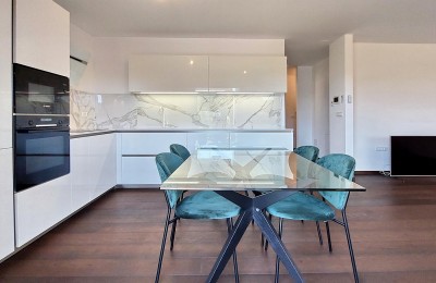 Poreč, stan od 78m2, 2 spavaće sobe, pogled more, sa garažom , blizina grada i plaže 3