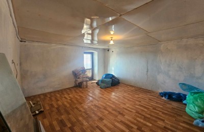 Kamena kuća sa dvorištem i pogledom na more - za renovaciju 5
