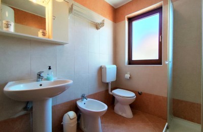 Istra, stan Novigrad – dva apartmana na 1. katu, terasa s kaminom, bazen i parking 8