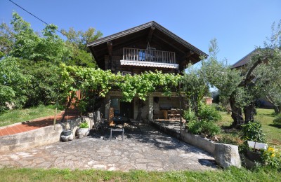 Casa in legno unica con ampio giardino