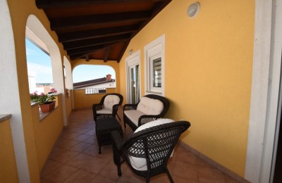 Istra, Novigrad – stan 75 m² s velikom terasom, 2 spavaće sobe, 400 m od mora