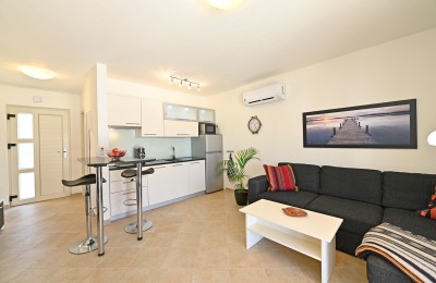 Poreč, okolica, kuća sa bazenom i apartmanom 26