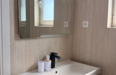 Istra, Poreč – Luksuzno stanovanje v zadnji etaži z dvema terasama in masažno kadjo 8