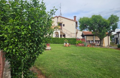 Stambeno - gospodarska zgrada nedaleko Višnjan 4