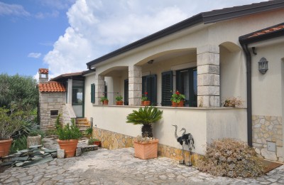 Prizemnica sa 2 spavaće sobe, bazenom i garažom, na mirnoj lokaciji nedaleko od Poreča 4