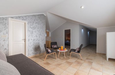 Prostrana vila sa tri apartmana, bazenom i prekrasnom okućnicom 35