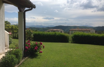 House with a beautiful yard in a quiet location in the center of Istria