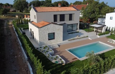 Schöne und gut gebaute Villa, in einem ruhigen kleinen Dorf 2