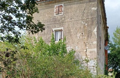 Semi-detached stone house for adaptation