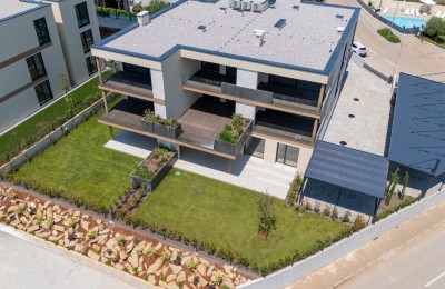 Istra, Novigrad – Premium stan u prizemlju s vrtom, terasom i pogledom na more