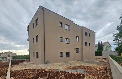 Predivan stan na drugom katu, sa velikom terasom i prekrasnim pogledom na more - u izgradnji