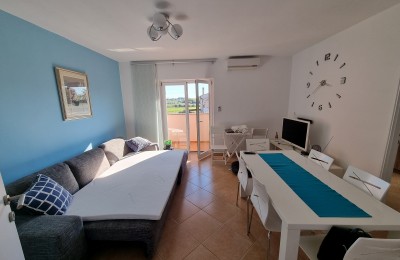 NOVIGRAD, Stan na 1 katu sa 2 SS, okružen zelenilom