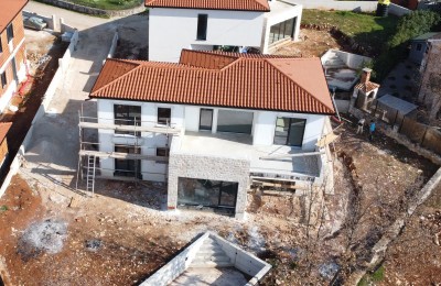 Lepa in moderna vila z bazenom v mestecu v Istri! - v fazi gradnje