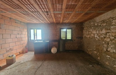 Odlična lokacija, kuća sa tri stana za renovaciju i građevinskim zemljištem!!! 10