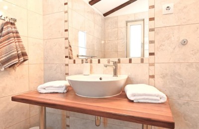 Poreč, okolica, kuća sa bazenom i apartmanom 24