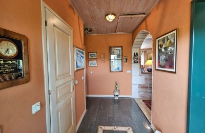 Prizemnica sa 2 spavaće sobe, bazenom i garažom, na mirnoj lokaciji nedaleko od Poreča 9