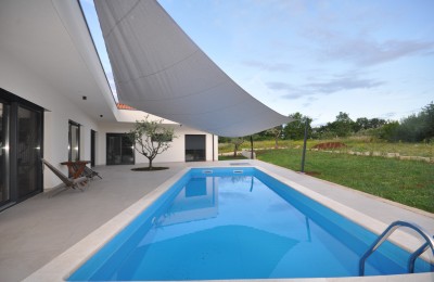 Haus mit Swimmingpool am Dorfrand mit Blick auf den Wald 5