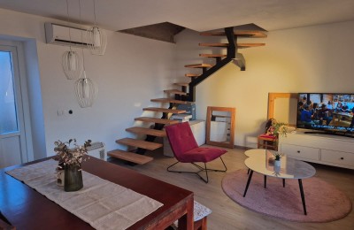 Renoviertes Steinhaus auf drei Etagen mit Hof und Parkplatz