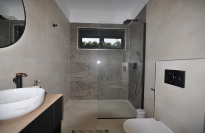 Haus mit Swimmingpool am Dorfrand mit Blick auf den Wald 18